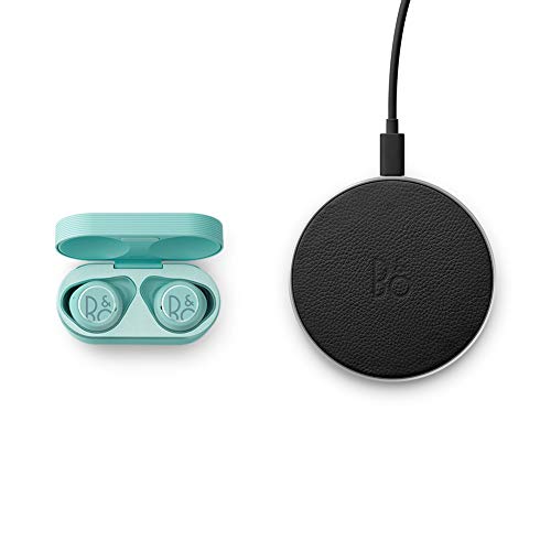 Bang & Olufsen Beoplay E8 Sport - zu 100 Prozent kabellose Sportkopfhörer, Oxygen Blue + Beoplay Ladepad - Qi-zertifiziertes kabelloses Ladegerät - Schnellladepad, schwarz